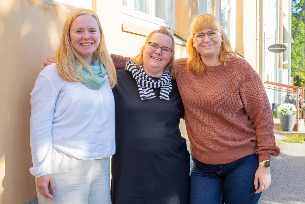 Vaasan Setlementti aloittaa uuden toimintamuodon ja järjestää toimintaa uusperheille. Toiminnan suunnittelusta ovat vastanneet Vaasan Setlementin työntekijät Camilla Ekberg, Pävi Vauto ja Noora Annola.